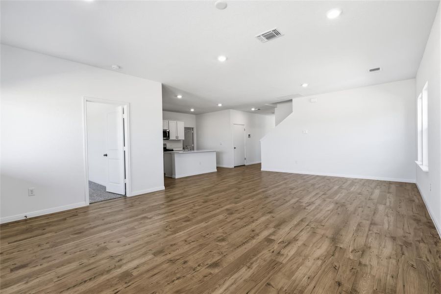 Spacious, unfurnished interior of a new home in Rosenbusch Ranch, Leander (Image 23).