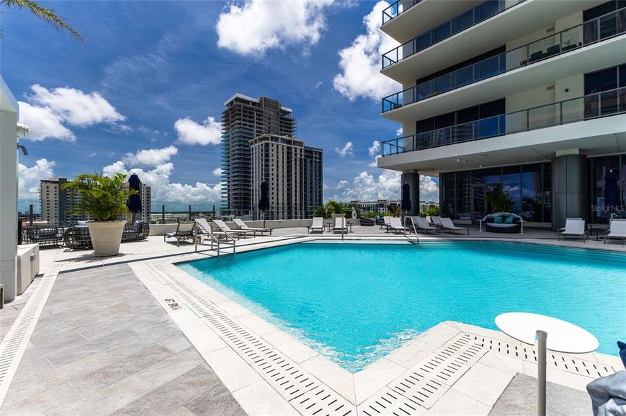 Condo located in St. Petersburg, FL showcasing its design and architecture (Image 29).