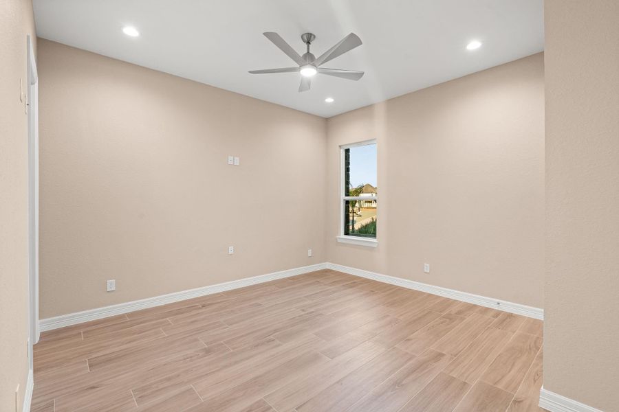 Spacious, unfurnished interior of a new home in , Kemah (Image 32).