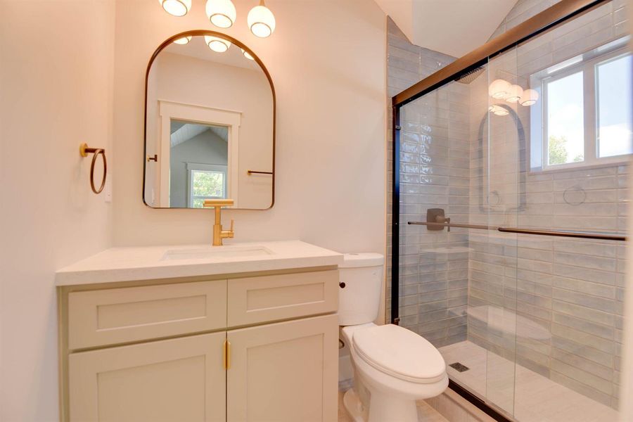 Full Bathroom in Bedroom 3