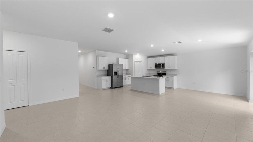 Spacious, unfurnished interior of a new home in , Port Charlotte (Image 14).