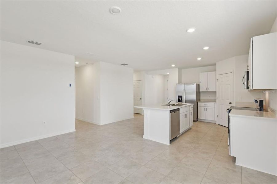 Spacious, unfurnished interior of a new home in Eden Hills, Lake Alfred (Image 20).