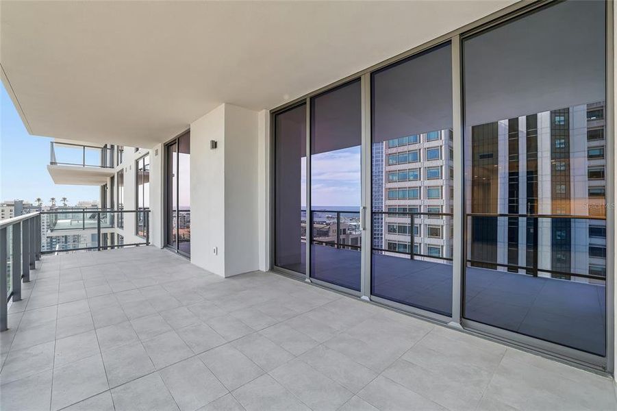 Exterior details and patio area of a home in , St. Petersburg (Image 28).