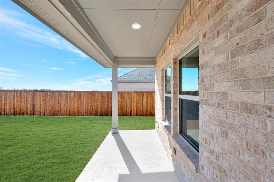 Exterior details and patio area of a home in Rolling Ridge, Van Alstyne (Image 3).