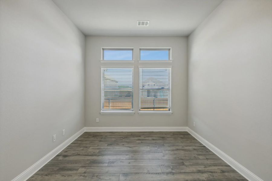 Spacious, unfurnished interior of a new home in Oaks of North Grove, Waxahachie (Image 9).