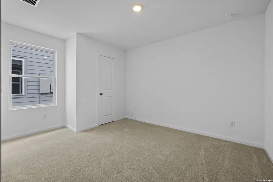 Spacious, unfurnished interior of a new home in Spring Grove, St. Hedwig (Image 15).