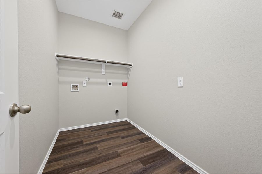 Spacious, unfurnished interior of a new home in Water Crest on Lake Conroe, Conroe (Image 21).