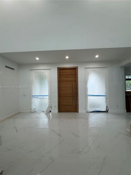 Spacious, unfurnished interior of a new home in , Pinecrest (Image 9).