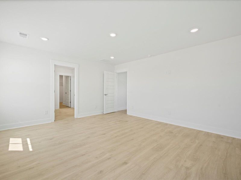 Spacious, unfurnished interior of a new home in , Summerville (Image 18).