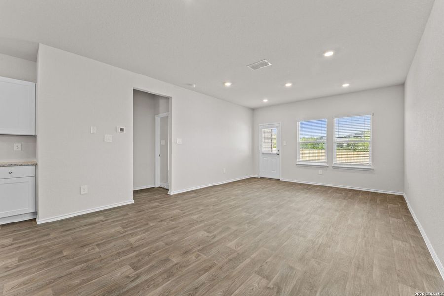 Spacious, unfurnished interior of a new home in Laurel Vistas, San Antonio (Image 13).