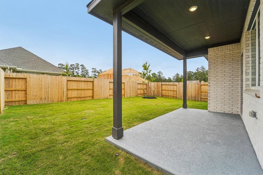 Exterior details and patio area of a home in Evergreen 40', Conroe (Image 3).