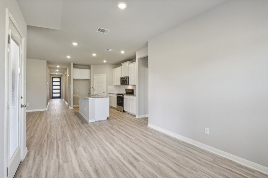 Spacious, unfurnished interior of a new home in Lexington Parke, Del Valle (Image 17).