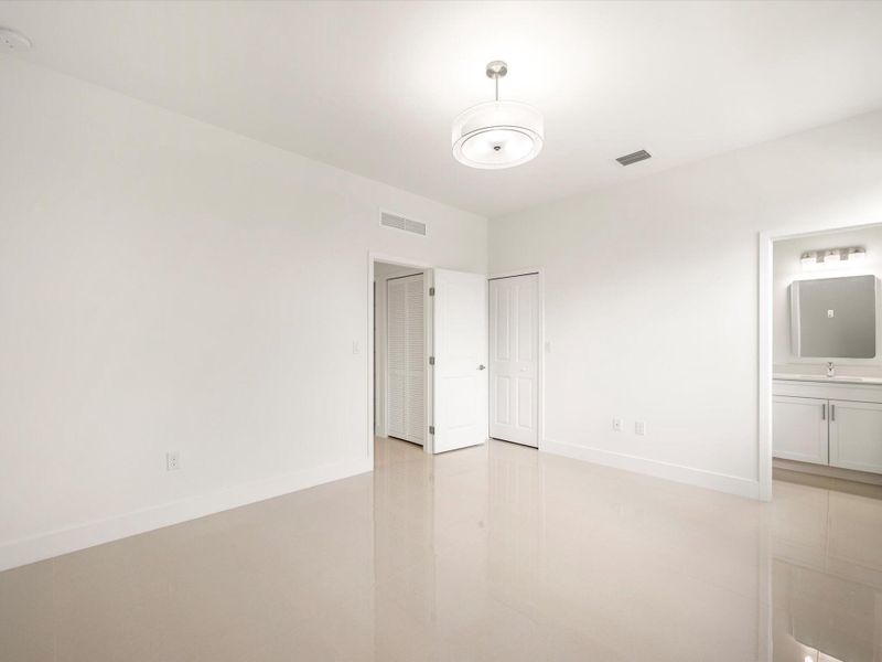 Spacious, unfurnished interior of a new home in , Miami (Image 32).