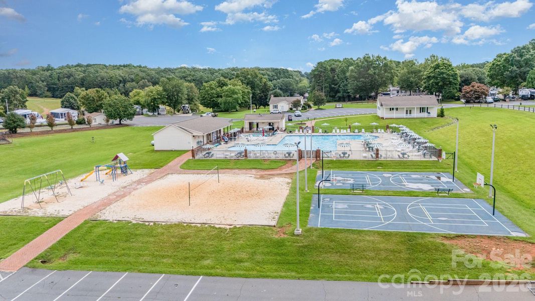 Community amenities in , New London (Image 31).