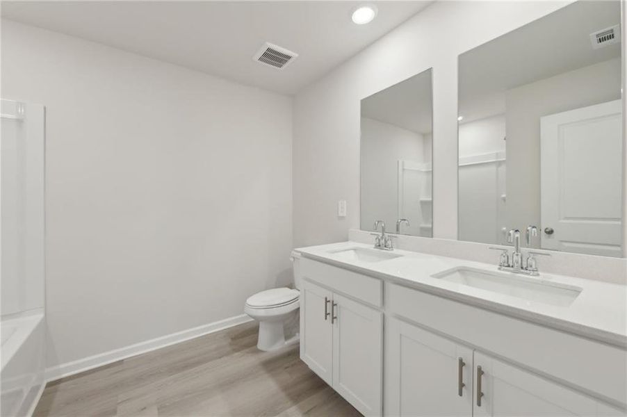 Furnished interior view inside a new home in Ivey Township, Dallas (Image 12).