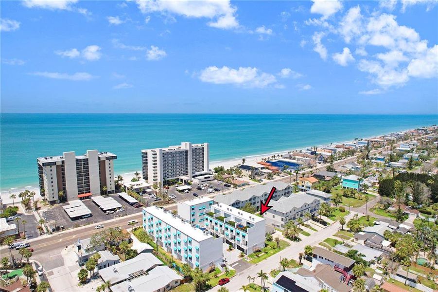 Condo located in St. Petersburg, FL showcasing its design and architecture (Image 4).