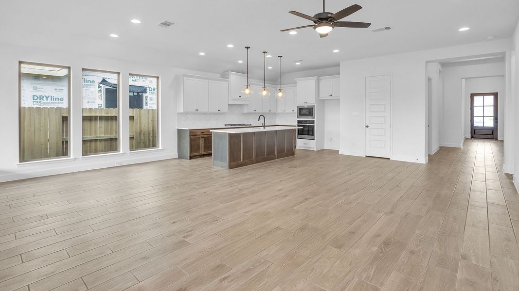 Spacious, unfurnished interior of a new home in Evergreen, Conroe (Image 15).