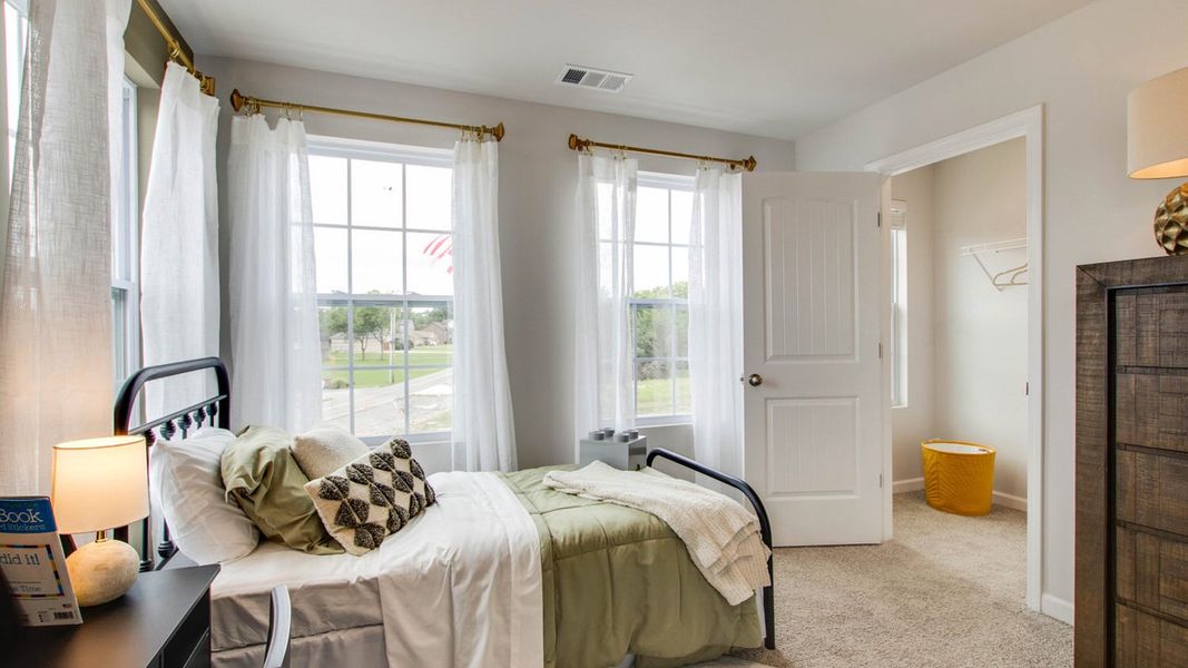 Representative furnished interior of a home built from the OWENS by D.R. Horton in Woodbridge Glen Townhomes, Lebanon (Image 30).