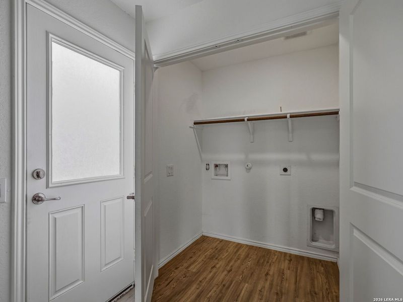 Spacious, unfurnished interior of a new home in Mission del Lago, San Antonio (Image 20).