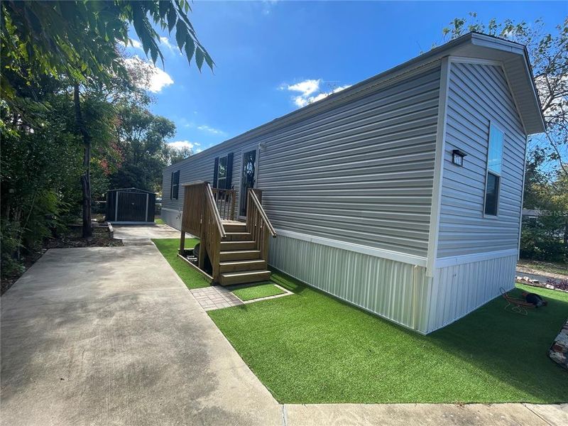 Exterior details and patio area of a home in , Dunnellon (Image 18).