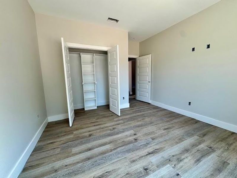 Spacious, unfurnished interior of a new home in , Mineola (Image 19).
