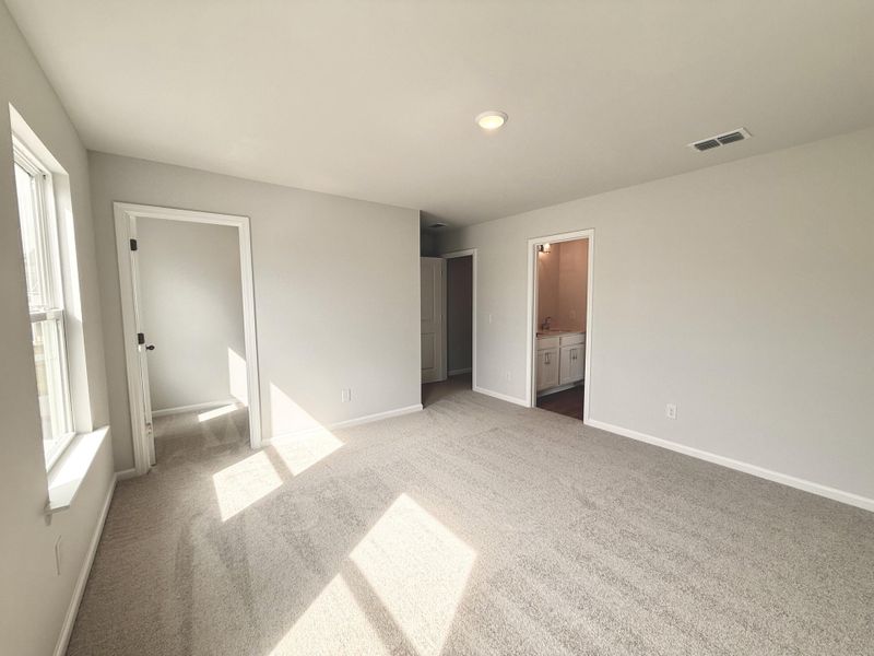 Spacious, unfurnished interior of a new home in Watson Hill, Summerville (Image 9).