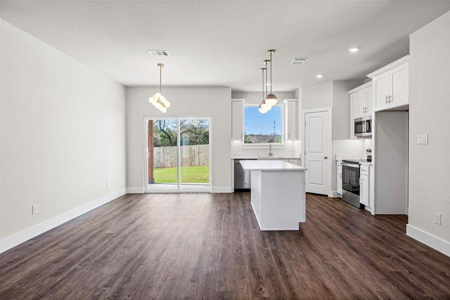 Spacious, unfurnished interior of a new home in , Granbury (Image 19).