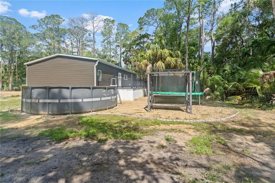 Exterior details and patio area of a home in , Inglis (Image 21).