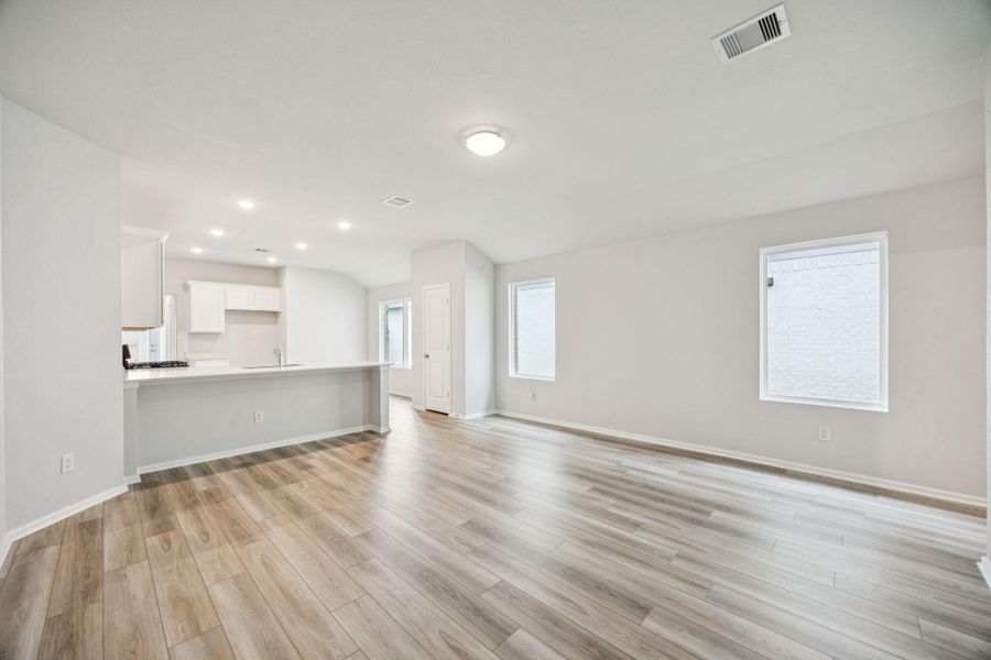 Spacious, unfurnished interior of a new home in Saint Tropez, Huffman (Image 15).