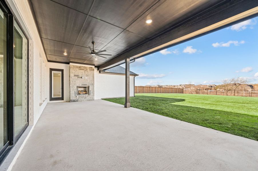 Exterior details and patio area of a home in NorthGlen, Haslet (Image 25).