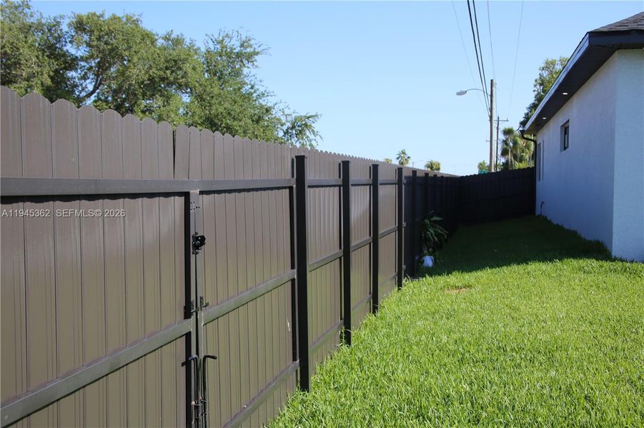 Exterior details and patio area of a home in , Cape Coral (Image 23).
