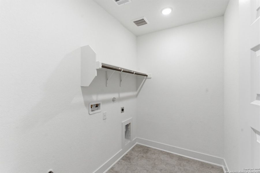 Spacious, unfurnished interior of a new home in Mesa Western, Cibolo (Image 28).