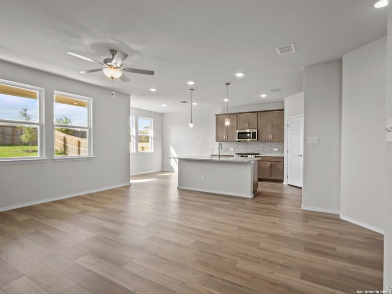 Spacious, unfurnished interior of a new home in Comanche Ridge, San Antonio (Image 23).