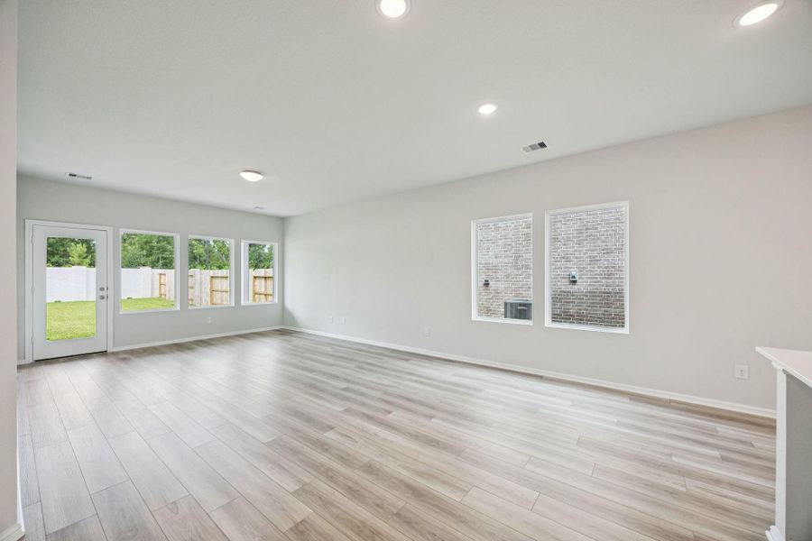 Spacious, unfurnished interior of a new home in Saint Tropez, Huffman (Image 9).