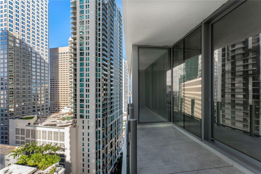 Condo located in Miami, FL showcasing its design and architecture (Image 4).