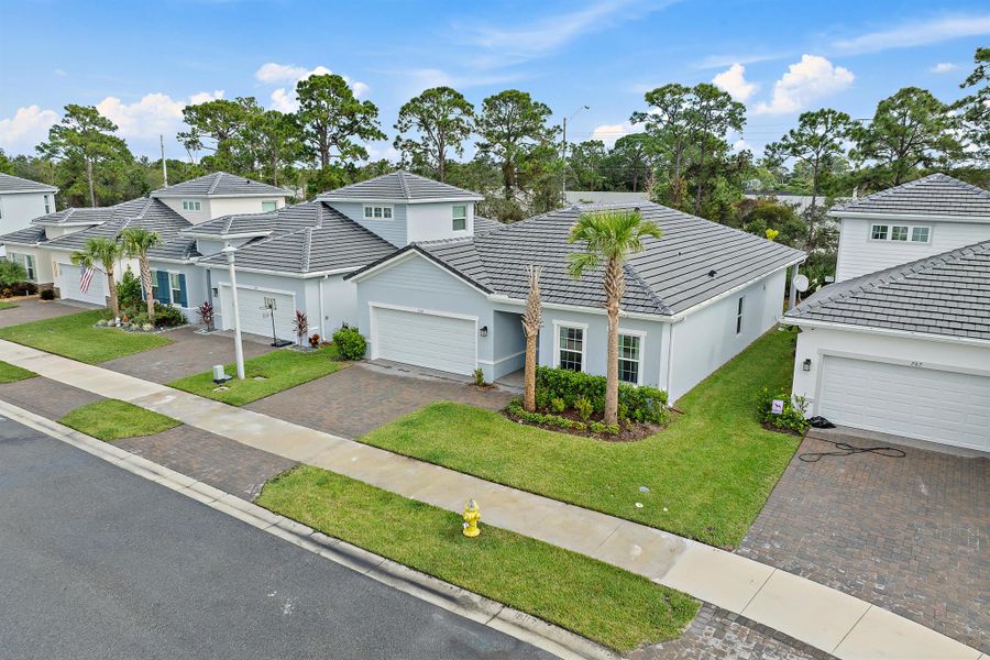 Front exterior of a new home in Banyan Bay, Stuart, FL, highlighting curb appeal (Image 29).