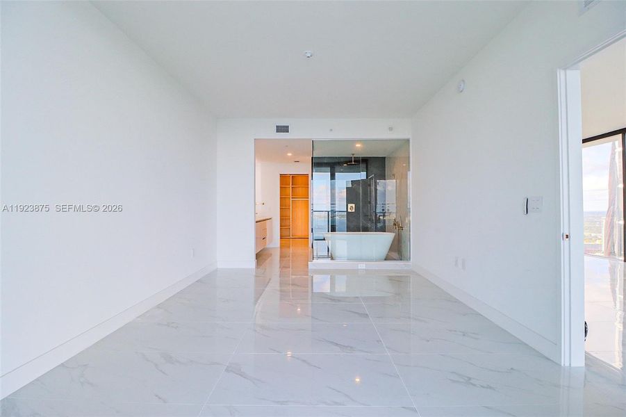 Spacious, unfurnished interior of a new home in , Miami (Image 47).