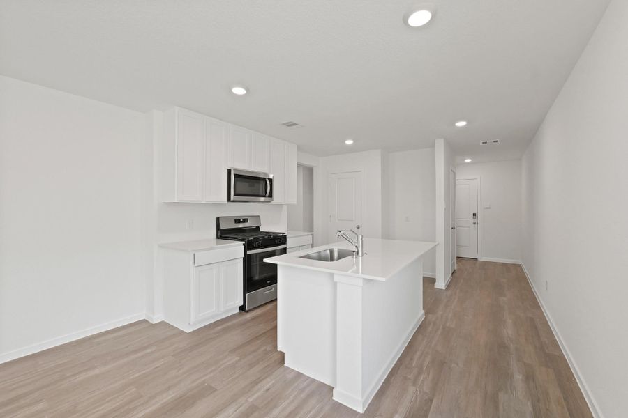 Furnished interior view inside a new home in Silverthorne, Conroe (Image 4).