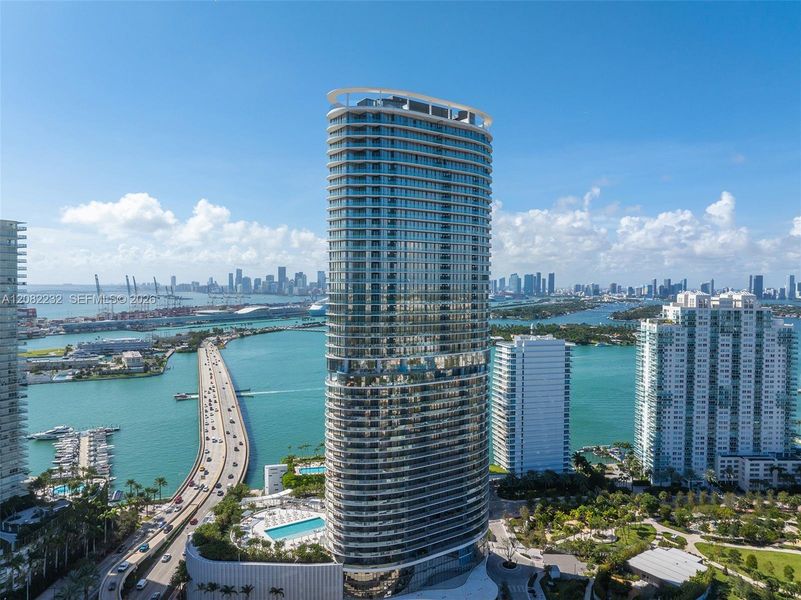 Condo located in Miami Beach, FL showcasing its design and architecture (Image 27).