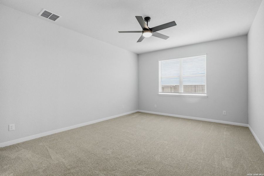 Spacious, unfurnished interior of a new home in Dauer Ranch, New Braunfels (Image 21).