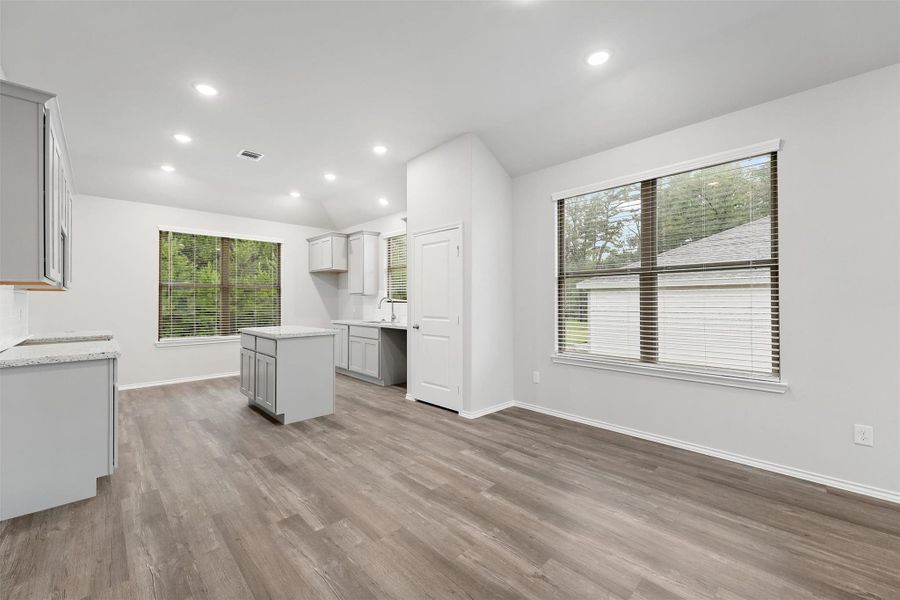 Spacious, unfurnished interior of a new home in , Lufkin (Image 21).