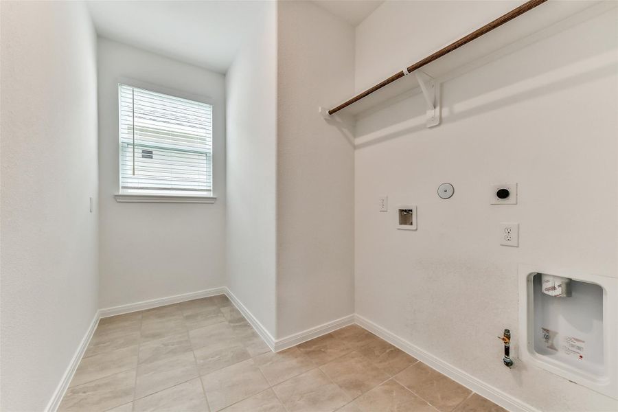 Spacious, unfurnished interior of a new home in Anderson Lake, Houston (Image 28).
