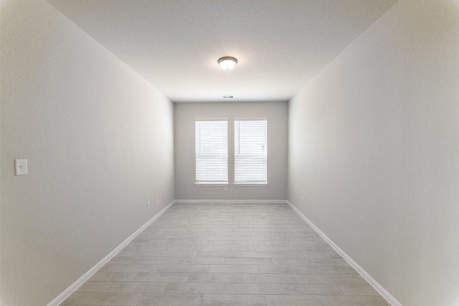 Spacious, unfurnished interior of a new home in Canterra Creek, Rosharon (Image 22).