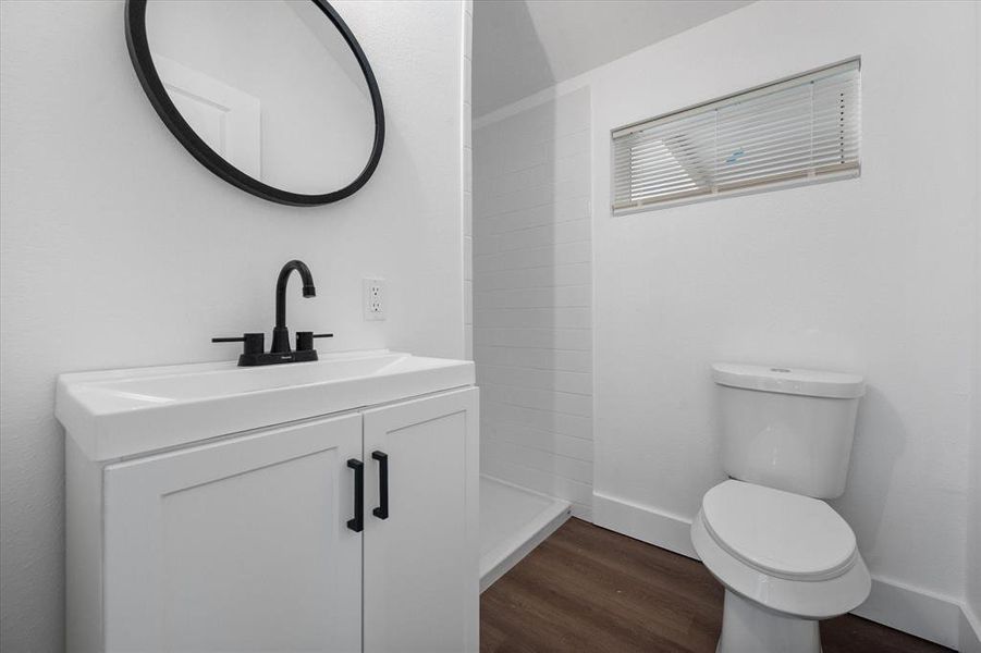 Furnished interior view inside a new home in , Mexia (Image 8).