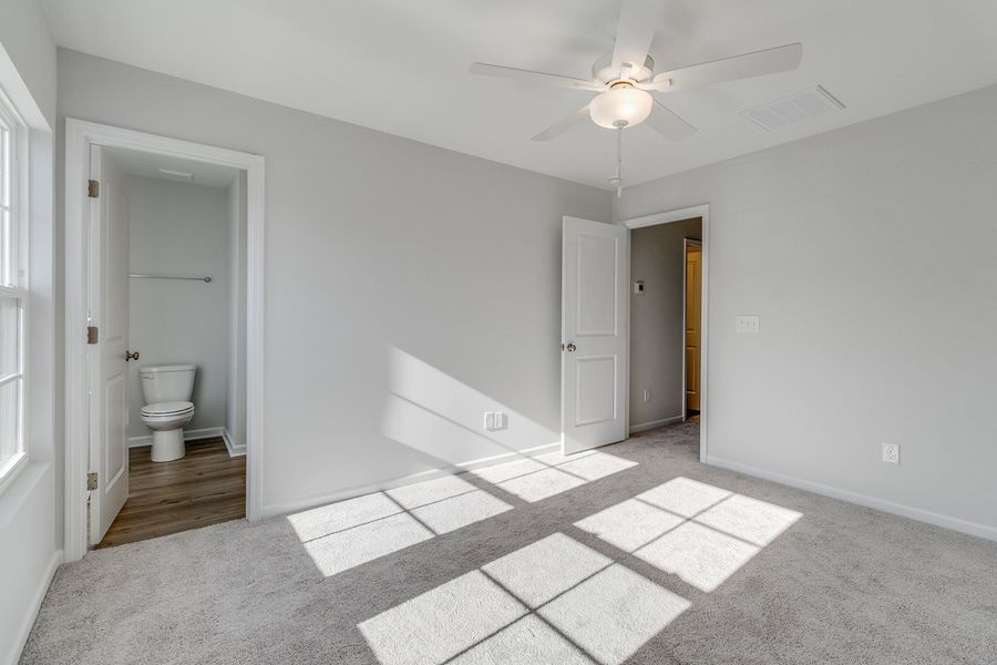 Spacious, unfurnished interior of a new home in Astoria, Columbia (Image 24).