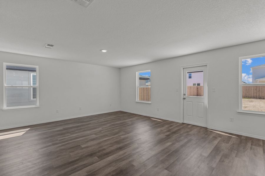 Spacious, unfurnished interior of a new home in Horizon Ridge, San Antonio (Image 7).