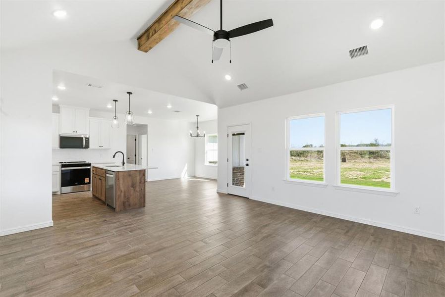 Spacious, unfurnished interior of a new home in , Lipan (Image 21).