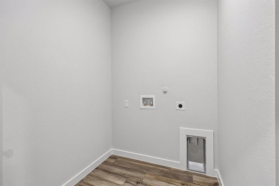 Spacious, unfurnished interior of a new home in Middlefield Village, Dallas (Image 32).