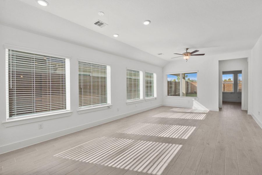 Spacious, unfurnished interior of a new home in Meridiana, Iowa Colony (Image 16).