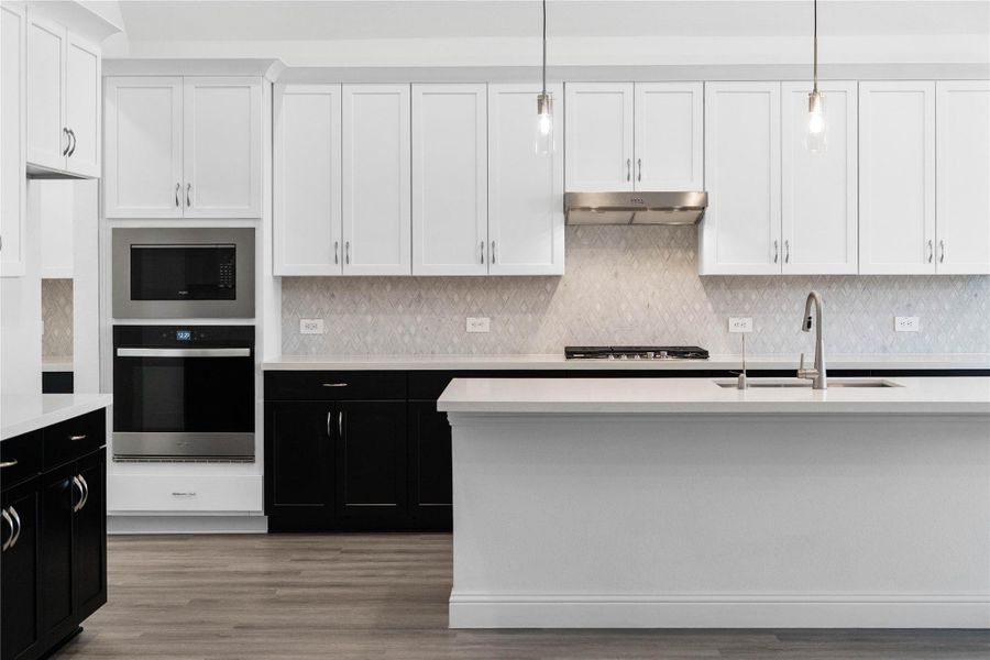 The appliances in this kitchen feature a sleek, modern stainless steel finish, perfect for its durability and timeless appeal.
